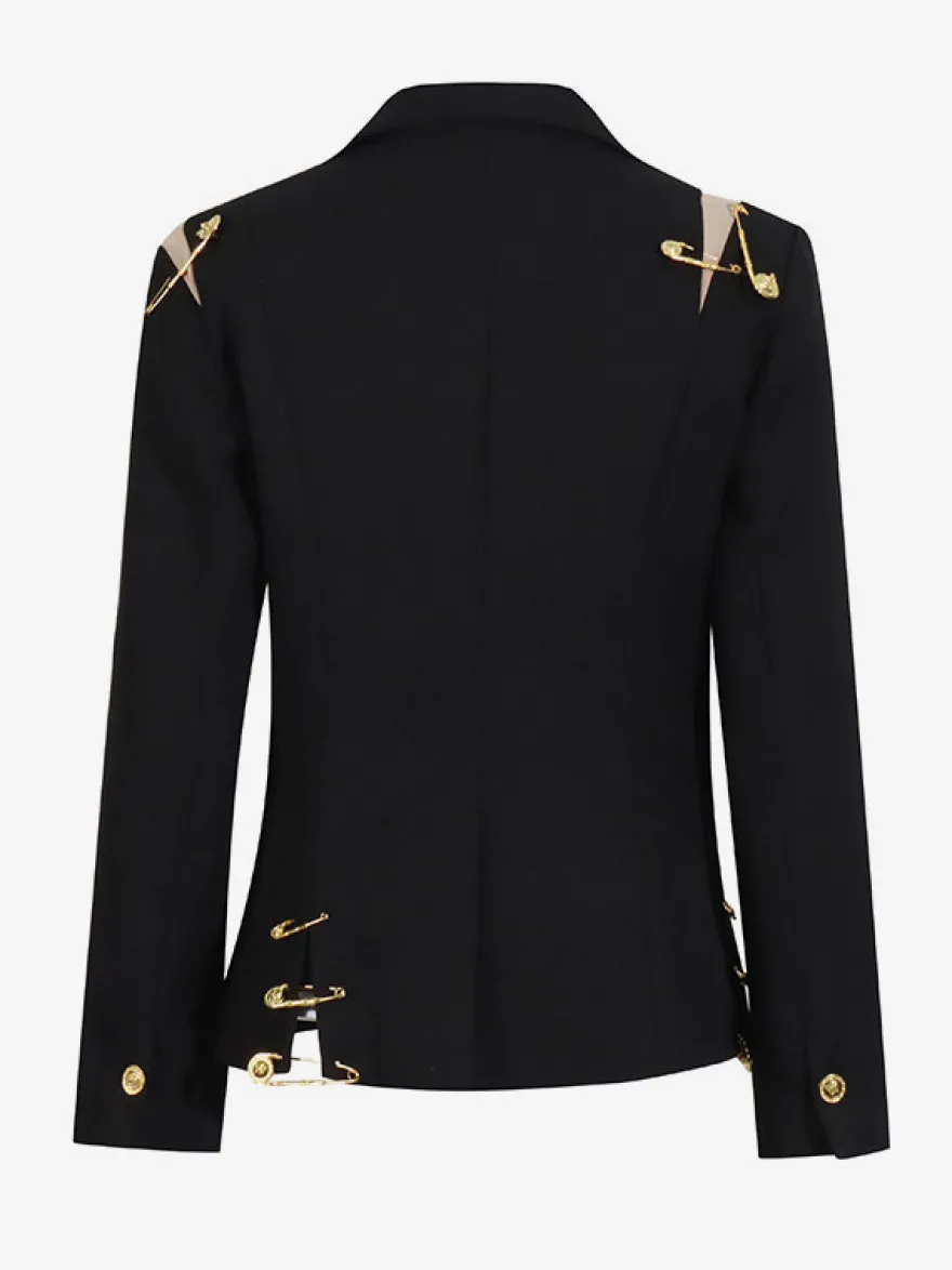 Blazer femme coupe slim orné d'une épingle à nourrice dorée revers cranté un bouton.