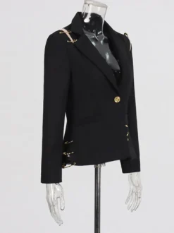 Blazer femme coupe slim orné d'une épingle à nourrice dorée revers cranté un bouton.