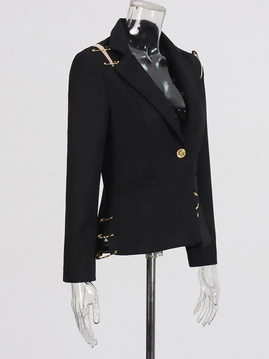 Blazer femme coupe slim orné d'une épingle à nourrice dorée revers cranté un bouton.