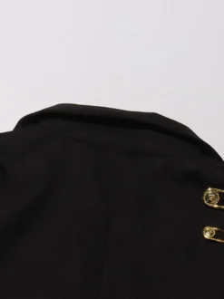 Blazer femme coupe slim orné d'une épingle à nourrice dorée revers cranté un bouton.
