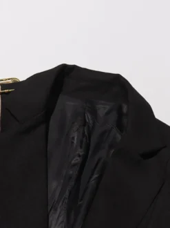 Blazer femme coupe slim orné d'une épingle à nourrice dorée revers cranté un bouton.