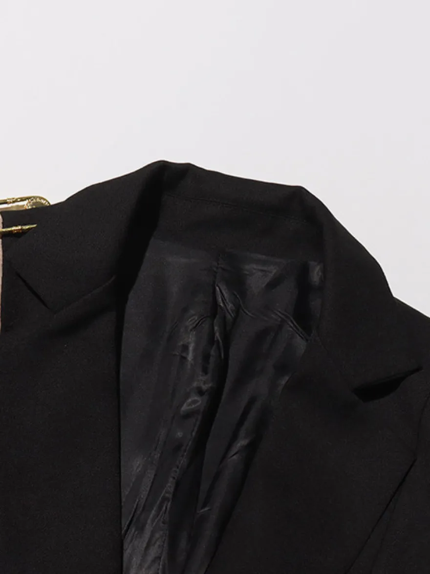 Blazer femme coupe slim orné d'une épingle à nourrice dorée revers cranté un bouton.