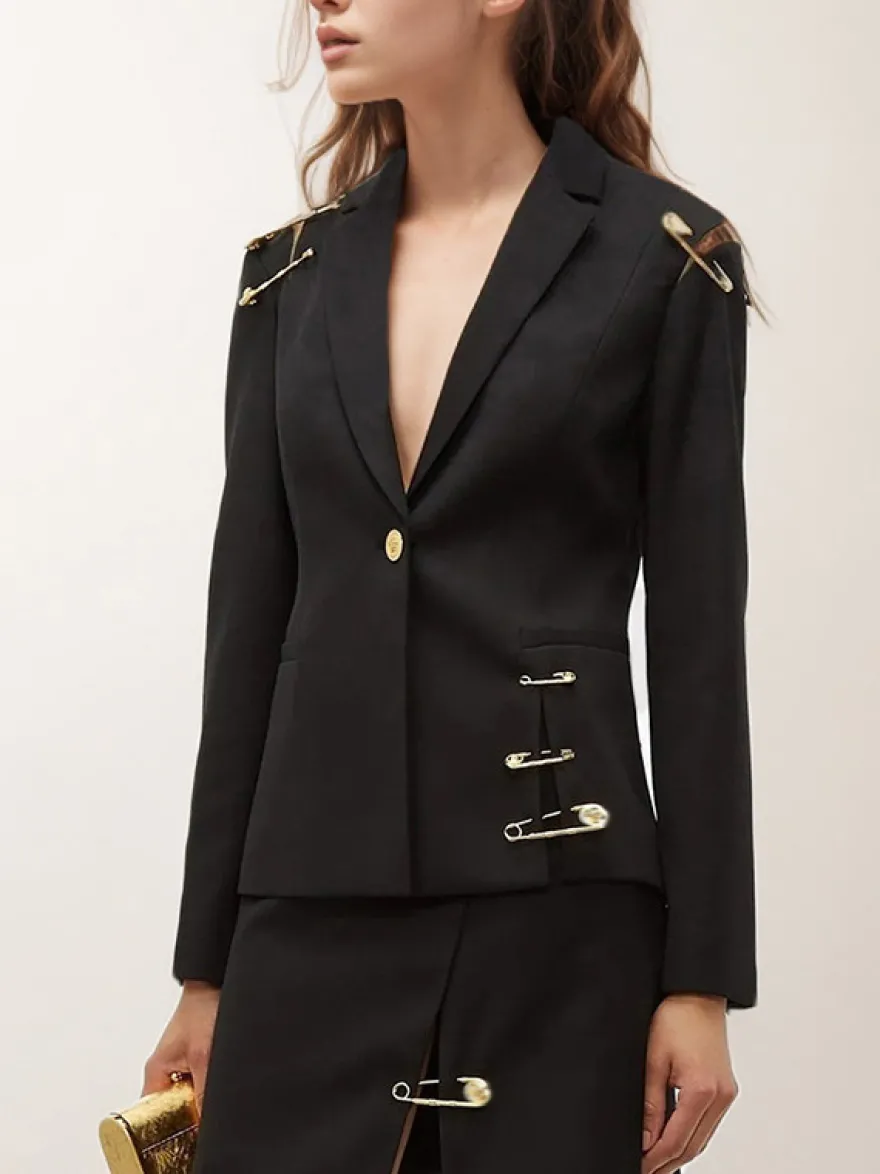 Blazer femme coupe slim orné d'une épingle à nourrice dorée revers cranté un bouton.