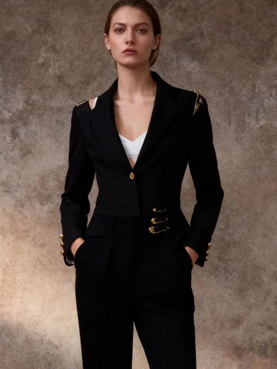 Blazer femme coupe slim orné d'une épingle à nourrice dorée revers cranté un bouton.