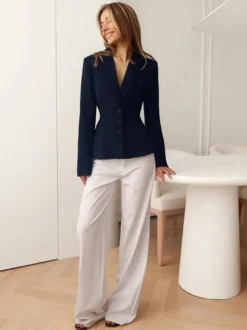 Blazer femme taille cintrée - Veste élégante à col cranté et coupe slim - Tenues professionnelles printemps 2026 au luxe discret