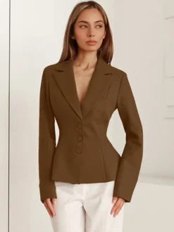 Blazer femme taille cintrée - Veste élégante à col cranté et coupe slim - Tenues professionnelles printemps 2026 au luxe discret
