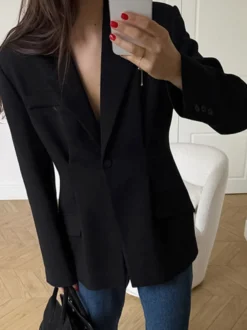 Blazer noir cintré à taille haute et revers cranté pour femme