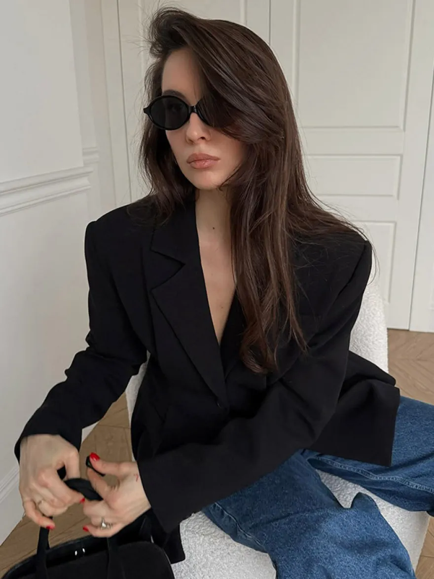 Blazer noir cintré à taille haute et revers cranté pour femme