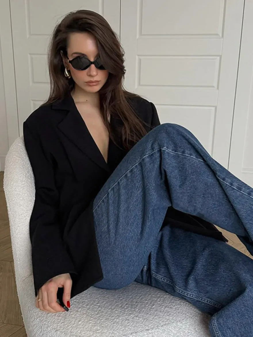 Blazer noir cintré à taille haute et revers cranté pour femme