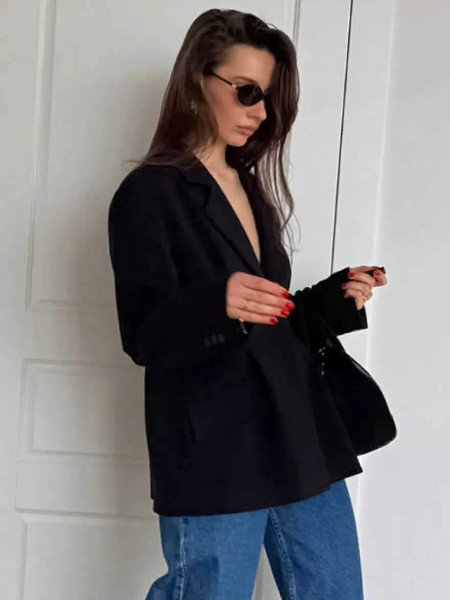 Blazer noir cintré à taille haute et revers cranté pour femme