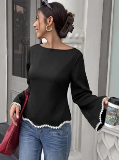 Blouse courte décontractée à manches cloche et bordure en dentelle pour femme col bateau dos lacé taille cintrée.