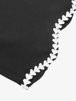 Blouse courte décontractée à manches cloche et bordure en dentelle pour femme col bateau dos lacé taille cintrée.