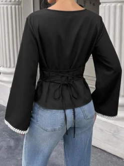 Blouse courte décontractée à manches cloche et bordure en dentelle pour femme col bateau dos lacé taille cintrée.