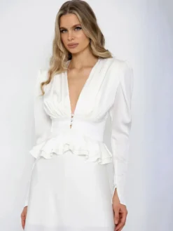 Blouse courte en satin à décolleté en V profond épaules bouffantes et ourlet à volants manches longues coupe ajustée