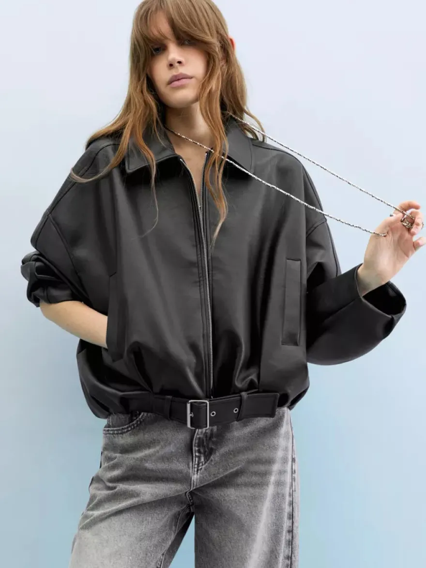 Blouson aviateur oversize en similicuir avec ceinture pour l'automne 2026