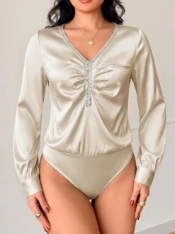 Body en satin champagne à manches longues col V orné de strass froncé sur le devant manches bouffantes coupe ajustée