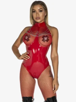 Body en similicuir à bonnets ouverts col montant orné de chaînes effet mouillé sans manches en cuir verni. Lingerie teddy.