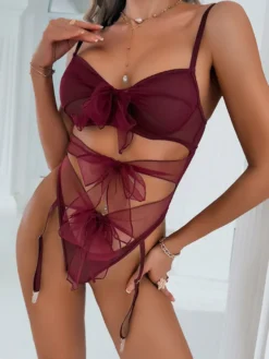 Body nuisette rouge bordeaux en résille transparente avec nœud papillon et découpes.