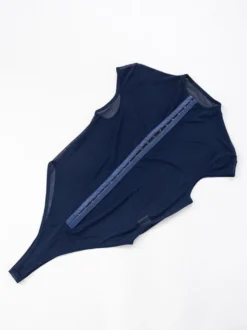 Body sans manches bleu à boutons et col montant pour femme