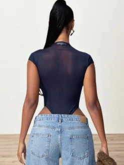 Body sans manches bleu à boutons et col montant pour femme