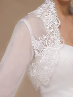Boléro de mariage en dentelle ivoire ouvert devant