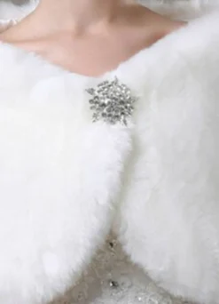 Boléro en fausse fourrure ivoire avec strass
