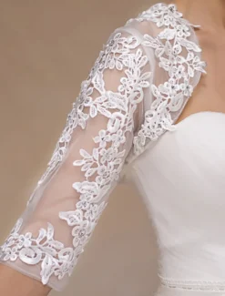 Boléro mariage 2026 en dentelle ivoire ouvert devant