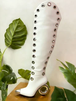 Bottes blanches montantes pour femmes bout pointu détails métalliques talon ajouré.