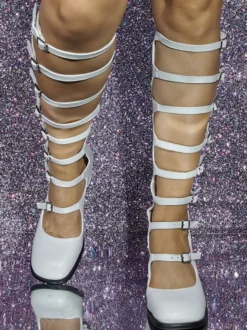 Bottes blanches à talons épais bout carré détail boucle bottes à talons doux