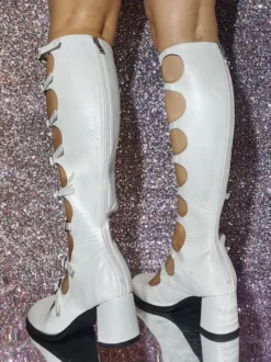 Bottes blanches à talons épais bout carré détail boucle bottes à talons doux