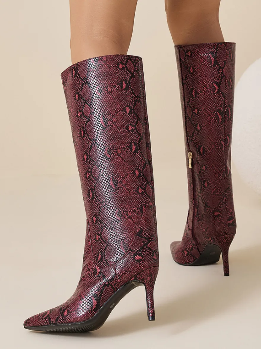 Bottes bordeaux montantes à bout pointu et talons hauts à motif serpent