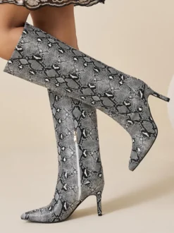 Bottes bordeaux montantes à bout pointu et talons hauts à motif serpent