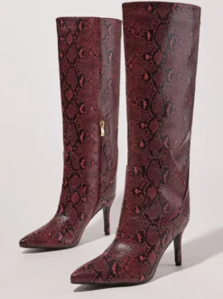 Bottes bordeaux montantes à bout pointu et talons hauts à motif serpent