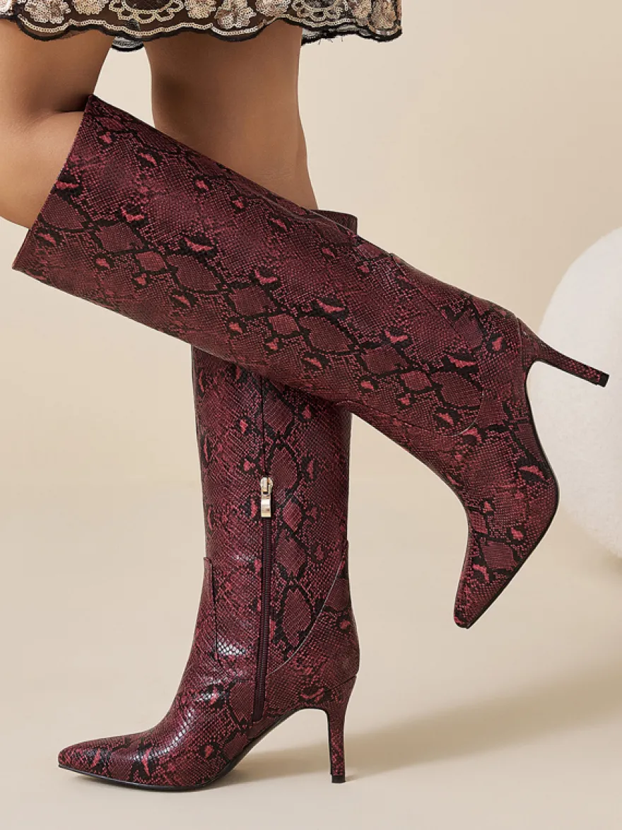 Bottes bordeaux montantes à bout pointu et talons hauts à motif serpent