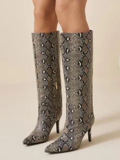 Bottes bordeaux montantes à bout pointu et talons hauts à motif serpent