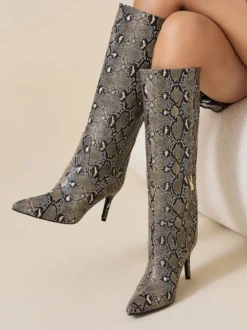Bottes bordeaux montantes à bout pointu et talons hauts à motif serpent