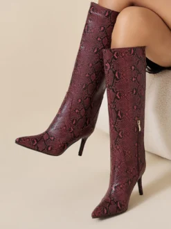 Bottes bordeaux montantes à bout pointu et talons hauts à motif serpent