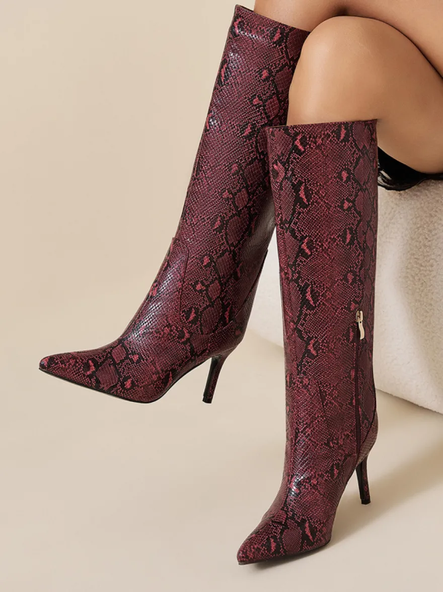 Bottes bordeaux montantes à bout pointu et talons hauts à motif serpent
