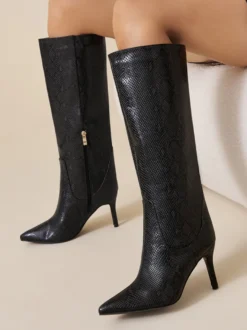 Bottes bordeaux montantes à bout pointu et talons hauts à motif serpent