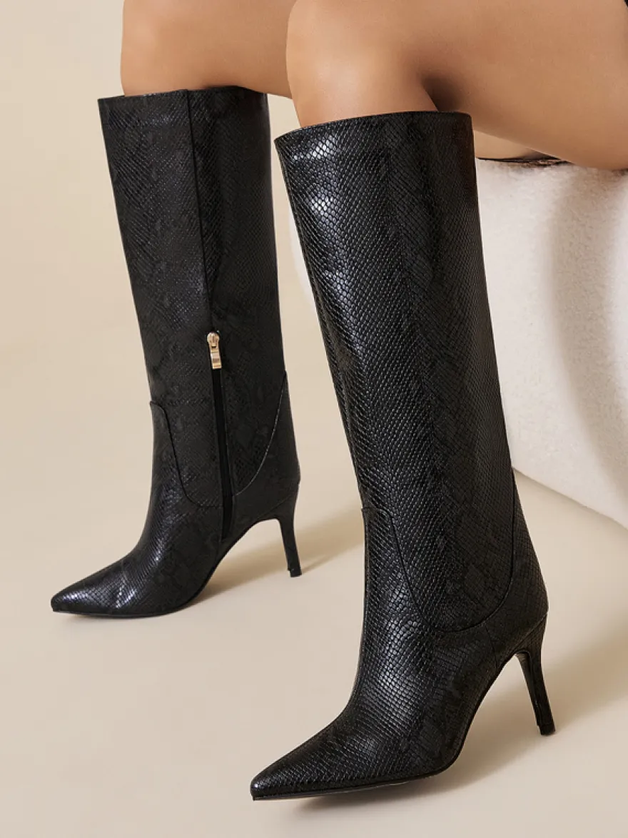 Bottes bordeaux montantes à bout pointu et talons hauts à motif serpent