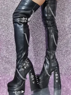 Bottes cuissardes noires gothiques pour femmes à plateforme et talons hauts avec détails métalliques.