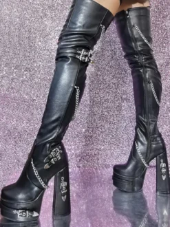 Bottes cuissardes noires gothiques pour femmes à plateforme et talons hauts avec détails métalliques.