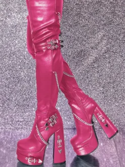Bottes cuissardes noires gothiques pour femmes à plateforme et talons hauts avec détails métalliques.