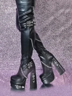 Bottes cuissardes noires gothiques pour femmes à plateforme et talons hauts avec détails métalliques.