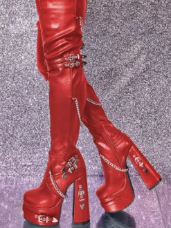 Bottes cuissardes noires gothiques pour femmes à plateforme et talons hauts avec détails métalliques.