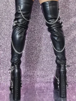 Bottes cuissardes noires gothiques pour femmes à plateforme et talons hauts avec détails métalliques.