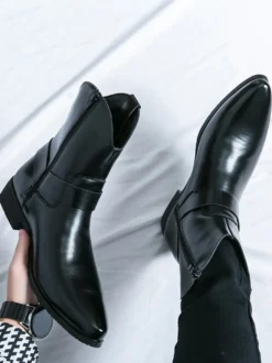 Bottes de cowboy pour hommes à bout pointu en cuir à talon bas et boutons décoratifs