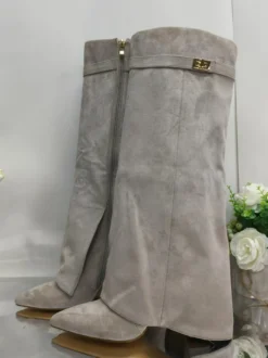 Bottes hautes en daim abricot à bout pointu avec boucle et fermeture éclair et talon épais