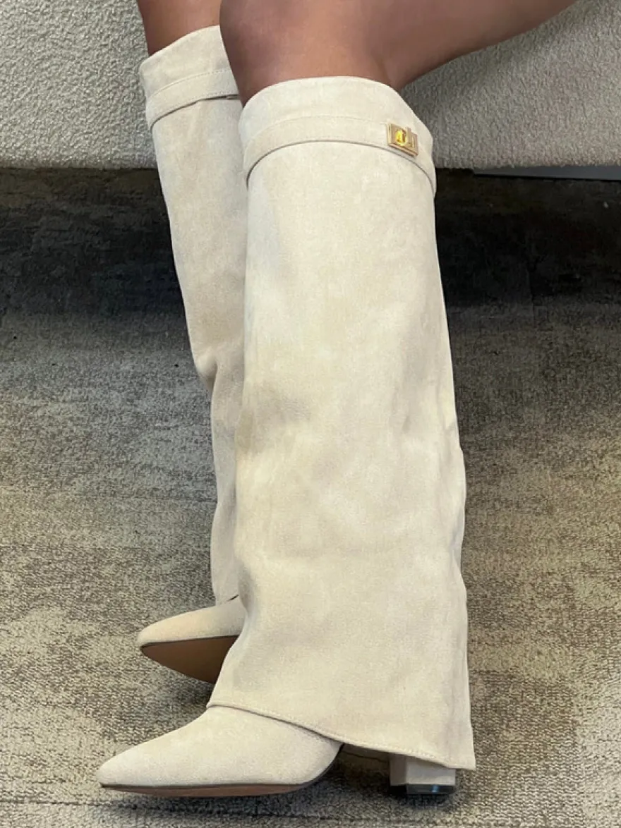 Bottes hautes en daim abricot à bout pointu avec boucle et fermeture éclair et talon épais