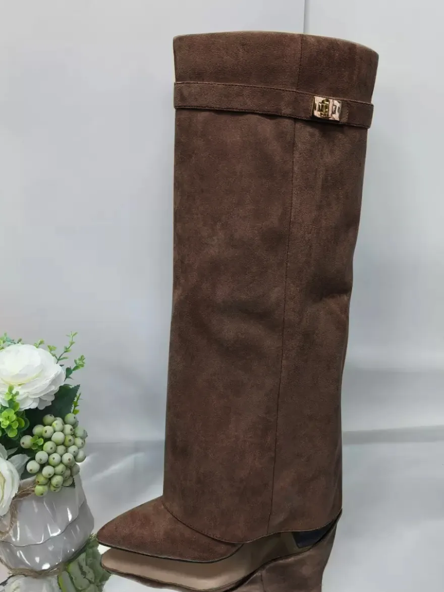 Bottes hautes en daim abricot à bout pointu avec boucle et fermeture éclair et talon épais
